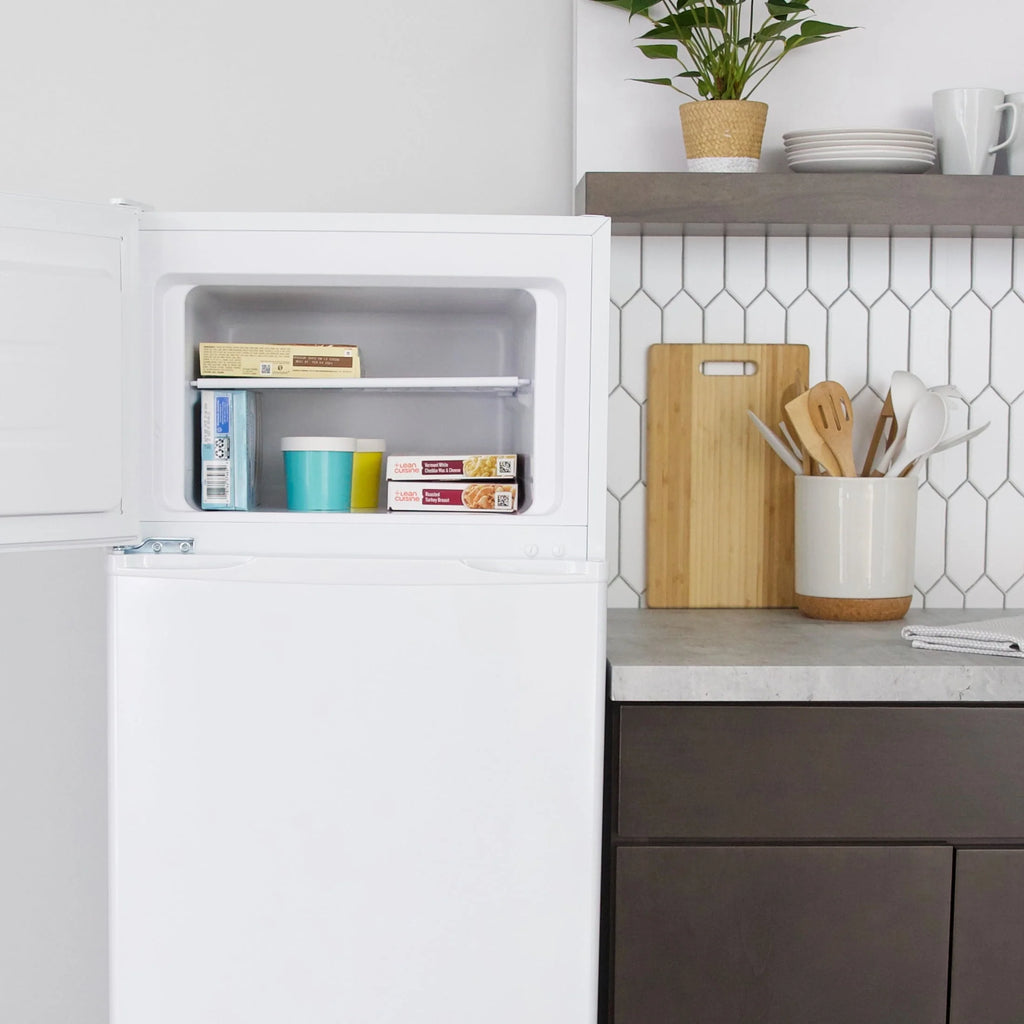 White 7.3 Cu. Ft. Top Freezer Refrigerator T7252