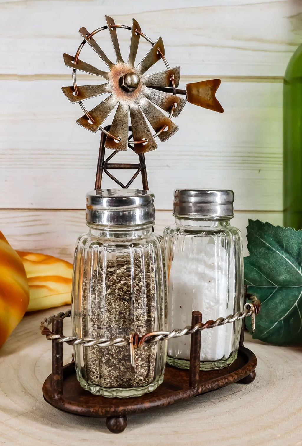 Salt And Pepper Shakers Set Y8358