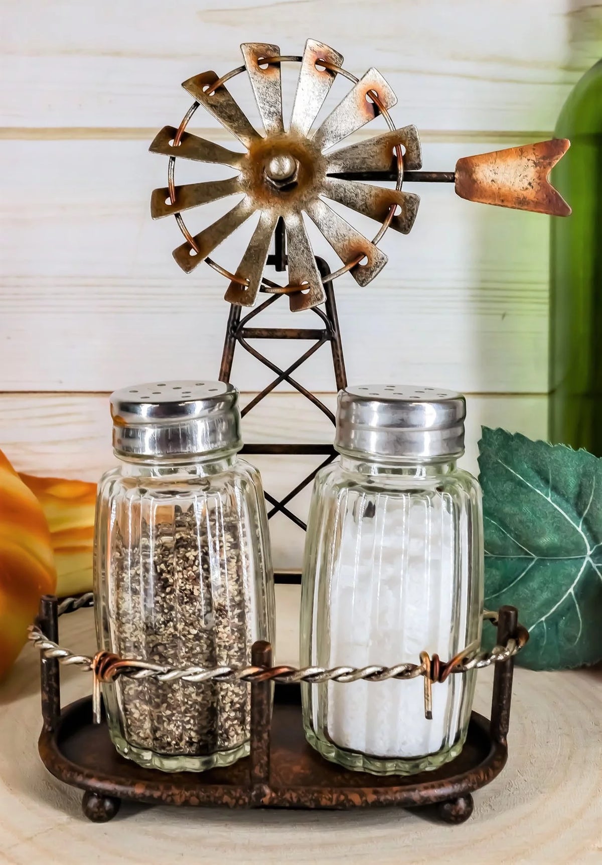 Salt And Pepper Shakers Set Y8358