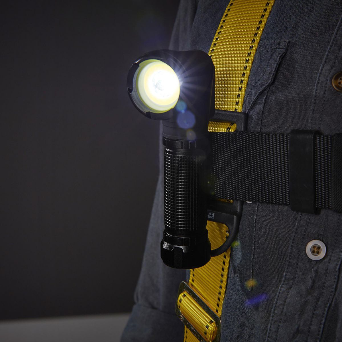 900 Lumen Rechargeable Swivel Head LED Flashlight E122
